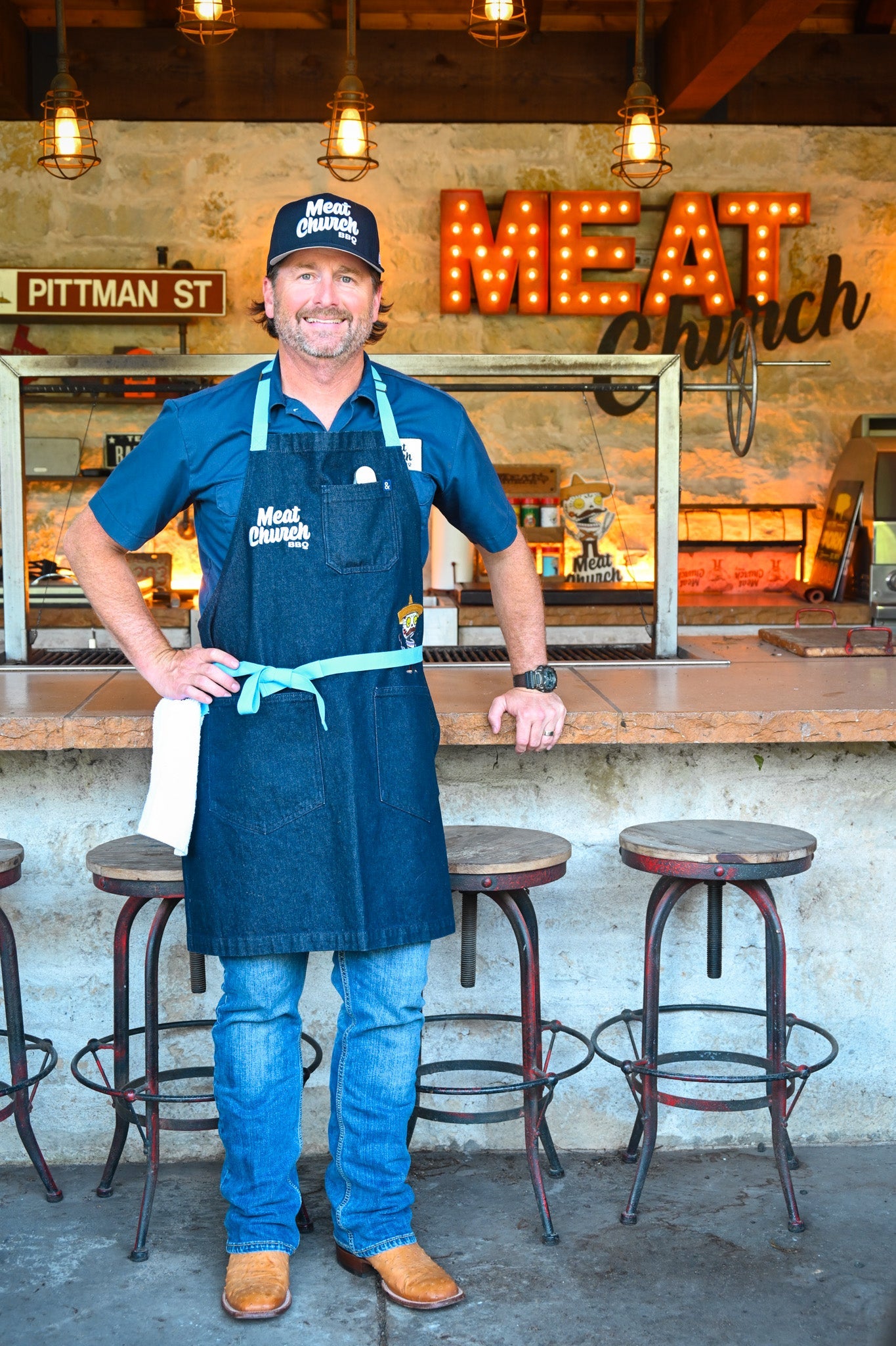 hedley-and-bennett-meat-church-apron-navy-u1 NAVY_H_B_APRON_LIFESTYLE_OUTDOOR_KITCHEN_TIED.jpg